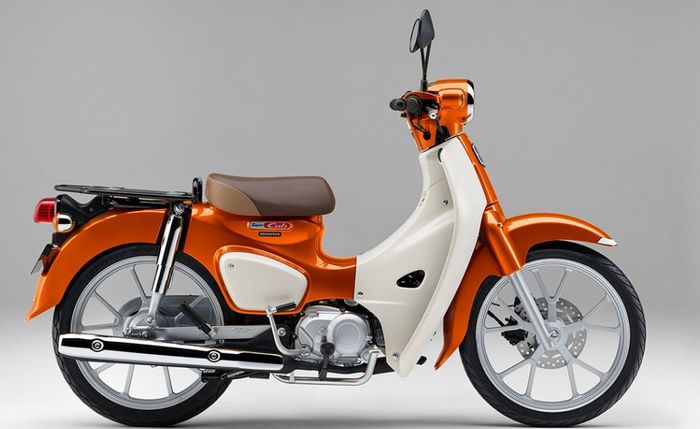 detail tampilan Honda Super Cub 110 warna Flare Orange Metallic yang bernuansa klasik