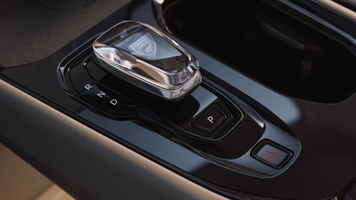 Salah satu perbedaan unik pada Volvo EM90 adalah tuas transmisi kristal Orrefors.