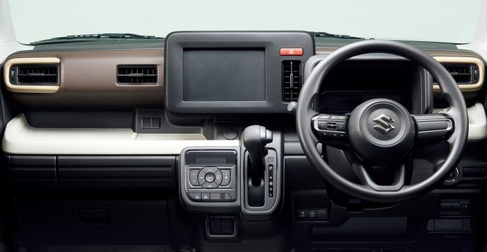 Interior Suzuki Spacia termurah tanpa audio, tapi sudah dapat beberapa fitur menarik.