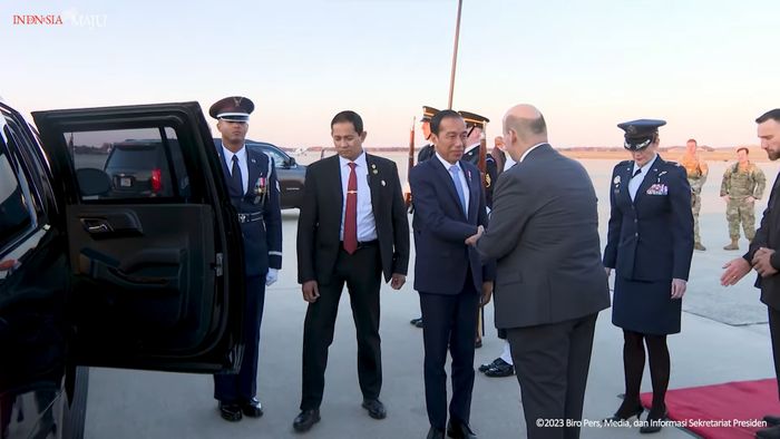 Presiden Joko Widodo bersiap masuk ke dalam Chevrolet Suburban HD yang menjemputnya