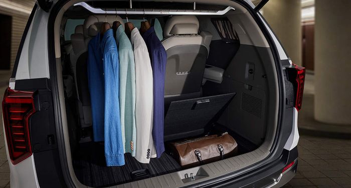 Bagasi Kia Carnival Hi-Limousine memiliki gantungan dan storage box.
