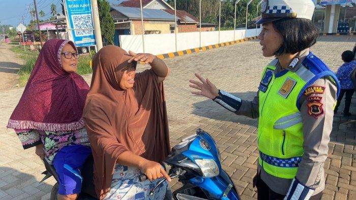 Anggota Satlantas Polres Tanjung Jabung Timur menegur pengendara motor yang tidak mengenakan helm
