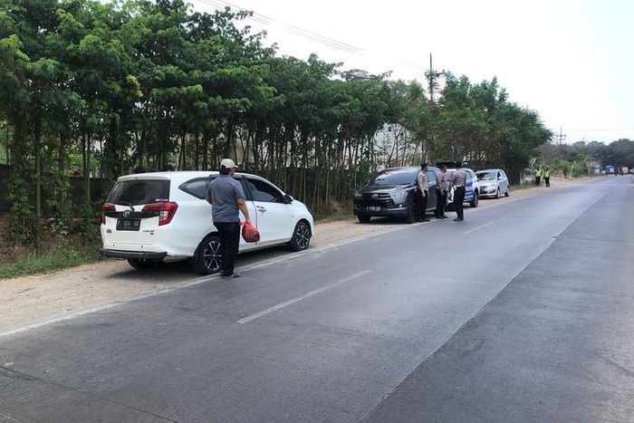 Toyota Calya putih yang berhasil ditangkap usai kejar-kejaran dengan anggota Satlantas Polres Probolinggo