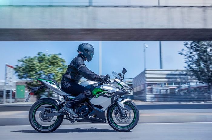 Tanpa knalpot, motor listrik Kawasaki Ninja e-1 bisa lari sampai kecepatan segini !