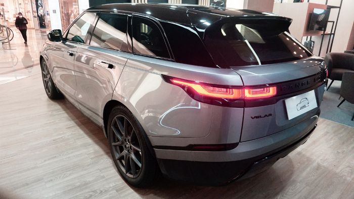 Tampak belakang dan samping Range Rover Velar