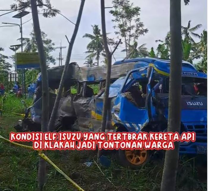 Kondisi Isuzu Elf pasca ditabrak KA Probowangi di Klakah, Lumajang, Jawa Timur