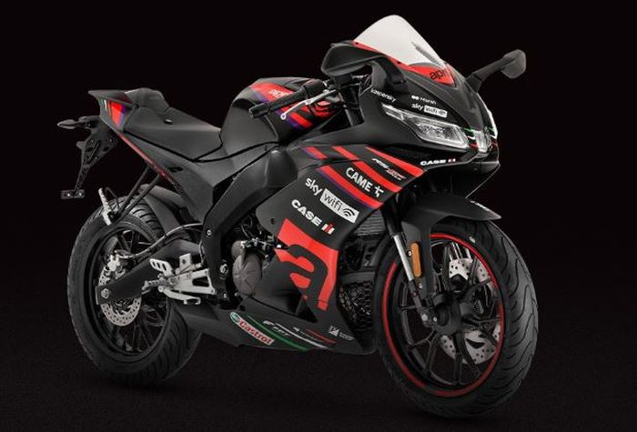 Versi warna GP Replica punya livery khas Aprila RS-GP MotoGP