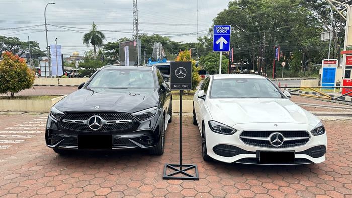 Mercedes-Benz GLC 300 AMG Line dan Mercedes-Benz C200 Avantgarde Line yang bisa di test drive pengunjung Mobile Service Clinic and Sales Event di Transmart Tasikmalaya