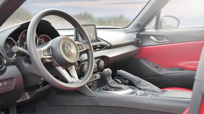 Interior Mitsuoka Rock Star mirip Mazda MX-5.