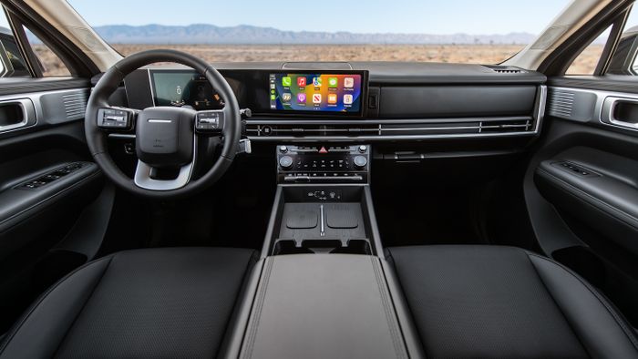 Interior Hyundai Santa Fe XRT serba hitam.