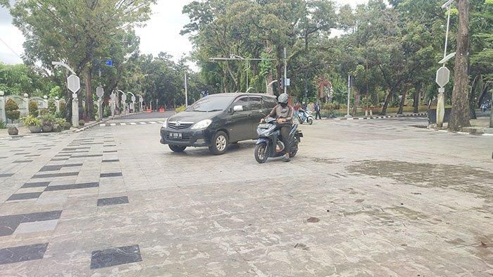 Tampak keramik WC terpasang di perempatan depan rumah dinas Gubernur Sumatera Utara