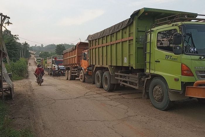 Deretan truk tambang yang akan melintas di jalan raya Parungpanjang, kabupaten Bogor, Jawa Barat