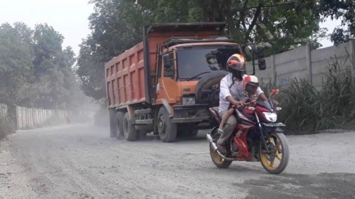 Truk tambang di jalan Parungpanjang, kabupaten Bogor, Jawa Barat