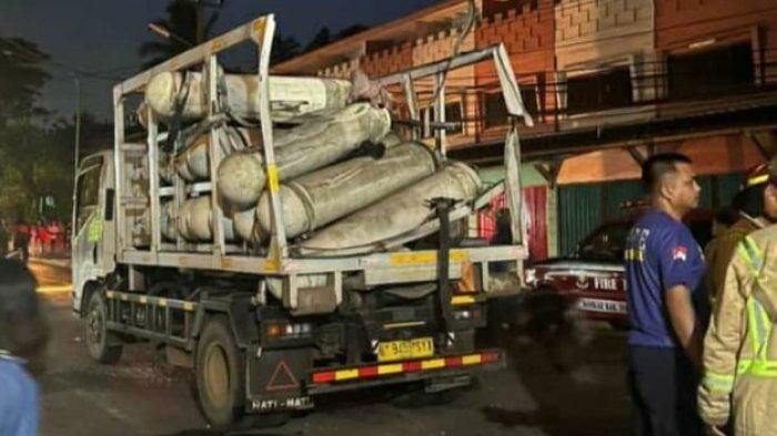 Tabung gas CNG yang diangkut truk di tengah kemacetan meledak 