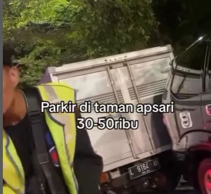 Tukang parkir di Taman Apsari, Surabaya menyebut tarif mobil di sana Rp 30 ribu