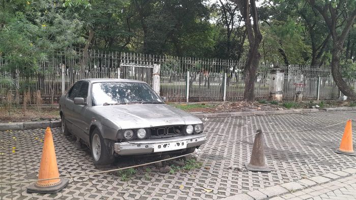 Identik BMW 750i lawas yang sudah teronggok selama 7 tahun di parkiran IRTI Monas, Jakarta Pusat
