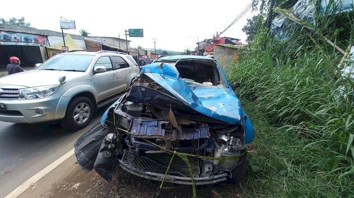 Suzuki Grand Vitara hancur terkena ledakan tabung gas CNG yang diangkut truk di Cibadak, Sukabumi