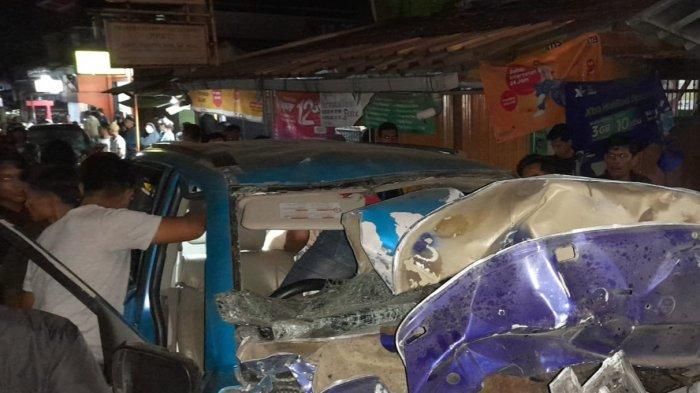 Kondisi Suzuki Grand Vitara lepas kena ledakan tabung gas CNG yang diangkut truk di Sukabumi