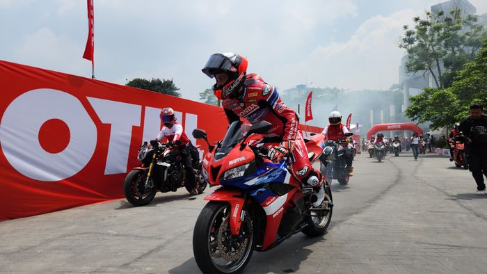 Riding bareng dengan anggota komunitas di Jakarta