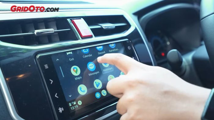 Salah satu fitur unggulan Daihatsu Terios adalah Apple CarPlay dan Android Auto.