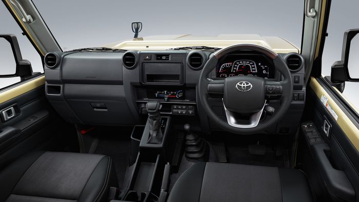 Interior Toyota Land Cruiser 70 masih serupa seperti LC70 lawas.