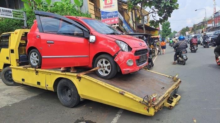 Kondisi Daihatsu Ayla yang hajar 8 motor di Sukabumi