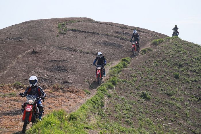 Lewat jalan off-road yang menanjak dan menurun pakai motor trail butuh teknik khusus.