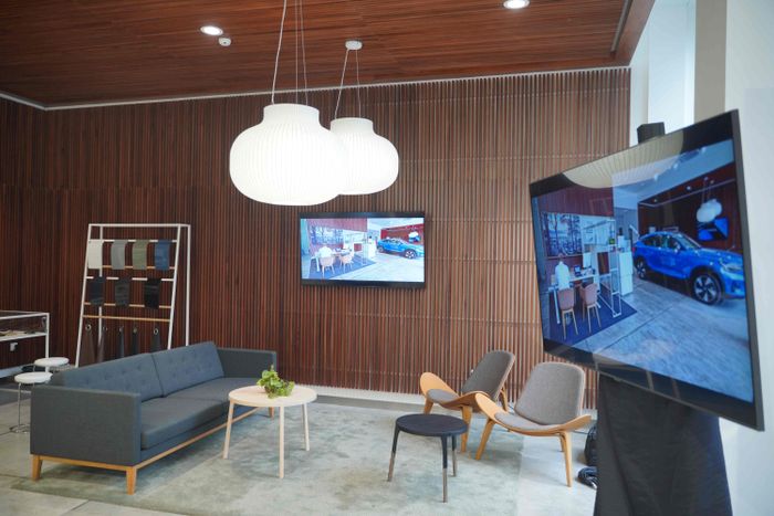 Ruang tunggu untuk konsumen dirancang bernuansa Skandinavian. Keren!