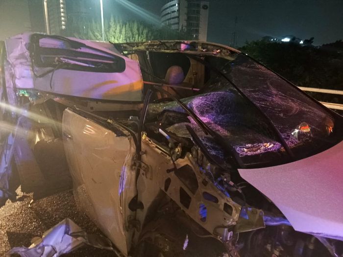 Kondisi depan Toyota Vellfire yang menghantam truk di depannya