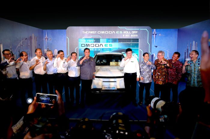 Menteri Koordinator Bidang Perekonomian Airlangga Hartarto, berfoto bersama Wakil Gubernur Provinsi Anhui China dan para direksi Chery pada acara Roll Off Ceremony OMODA E5
