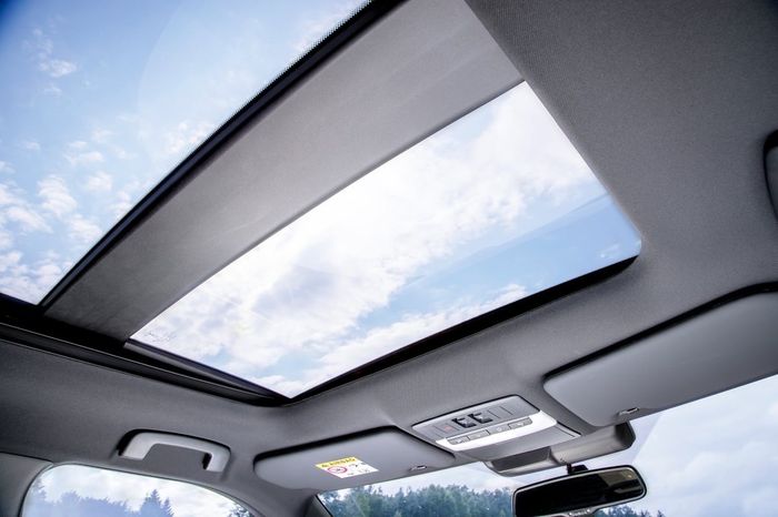 Fitur panoramic roof pada Mitsubishi Outlander 2024