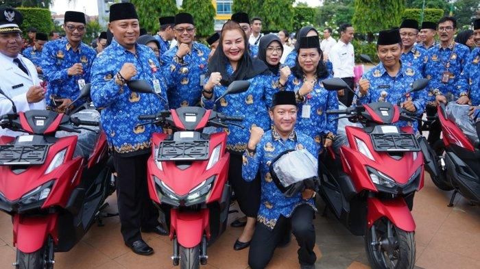 Para Lurah kota Semarang berfoto bersama Wali Kota Semarang, Hevearita Gunaryanti Rahayu usai pemberian 177 unit Honda Vario 160