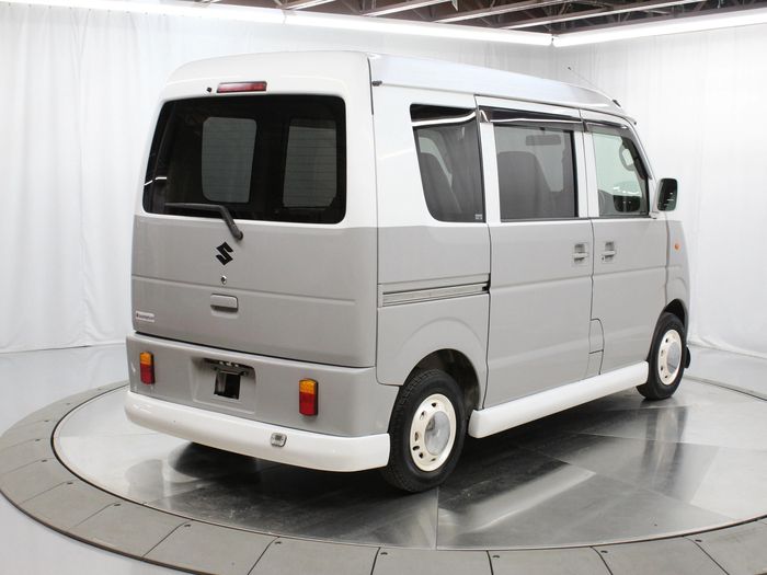 tampilan belakang modifikasi saudara Suzuki Carry ala VW Kombi
