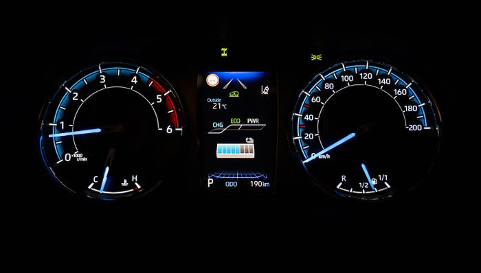 Tampilan mild hybrid di MID Toyota Hilux.