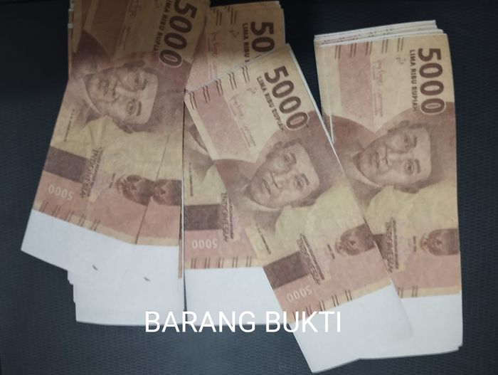 Barang bukti uang palsu pecahan Rp 5.000 yang digunakan untuk beli Pertalite di SPBU Sei Harapan, Sekupang