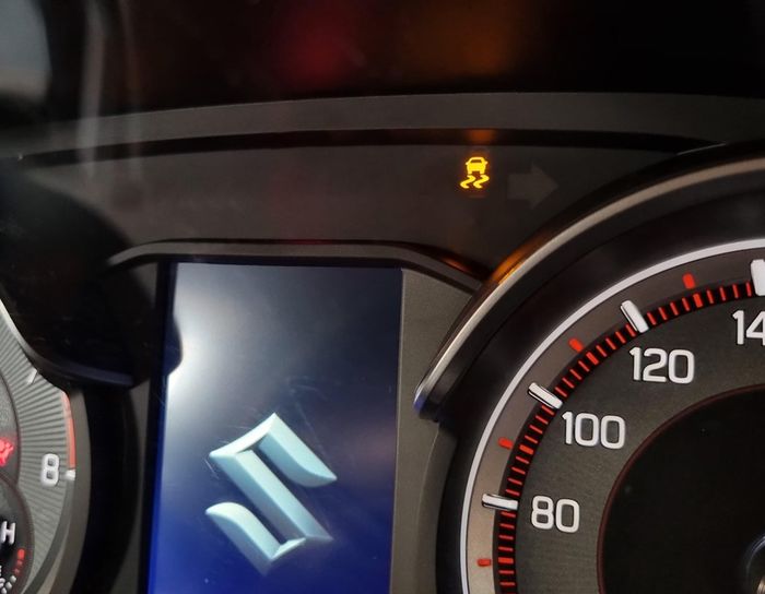 Indikator fitur ESP di mobil Suzuki menyala, tanda aktif
