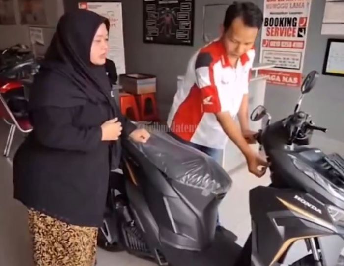 Nadiah Yasmi memilih Honda Vario 125 setelah para sales dealer Honda Naga Mas kota Tegal selesai hitung uang koin