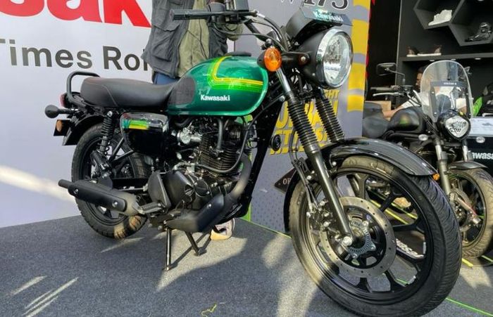 Kawasaki W175 Street Candy Emerald Green