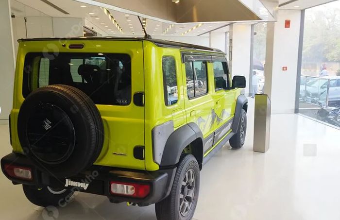 bagian belakang mendapatkan garnish cover ban serep