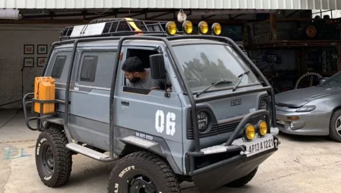 penerangan tambah maksimal dengan headlamp LEDs serta light bar di bumper dan atap.