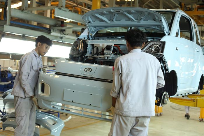 Seres E1 dalam proses produksi di pabrik PT Sokonindo Automobil di Cikande, Serang, Banten