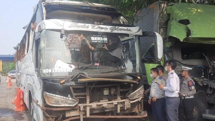Kepolisian melakukan pengecekan bus Handoyo yang alami kecelakaan maut di Kilometer (Km) 72 Tol Cikopo-Palimanan (Cipali), wilayah Kabupaten Purwakarta, Jawa Barat pada Sabtu (16/12/2023). 