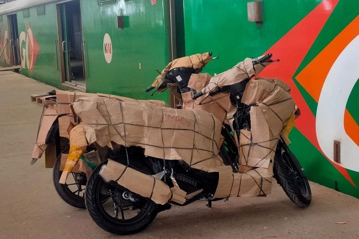 Motor-motor yang ikut program MOTIS dibungkus kardus sebelum dimasukkan ke kereta.