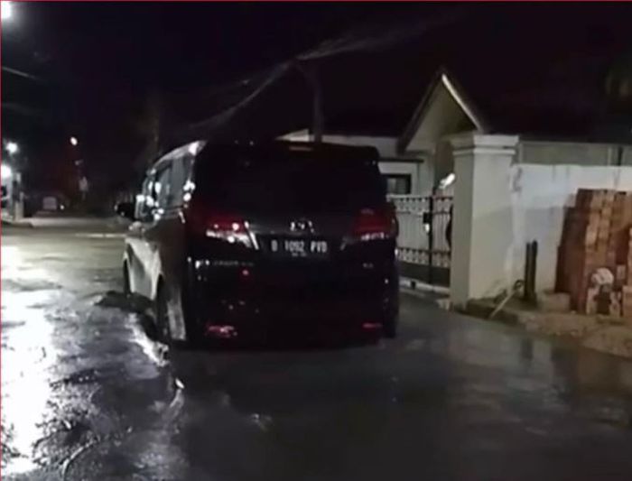 Toyota Alphard B 1092 PYD terbenam di semen karena terobos jalan cor basah di Macan Lindungan, kota Palembang