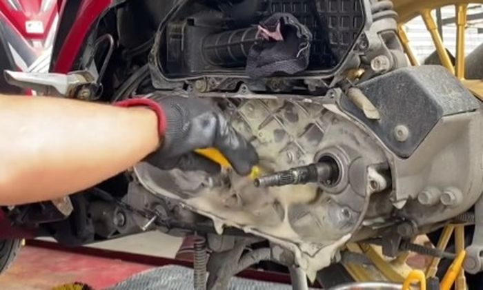 Berarti biaya servis CVT Honda Vario atau Honda Click di Filipina setara dengan Rp 82.500 rupiah.