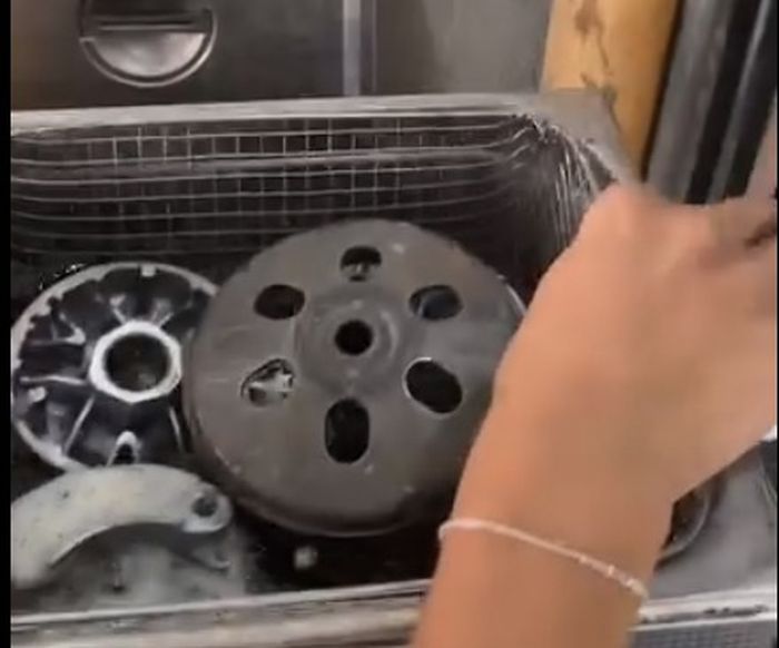 video yang diupload oleh bengkel yang enggak jauh dari kota Manila ini juga menggunakan mesin ultrasonic untuk membersihkan beberapa komponen CVT.