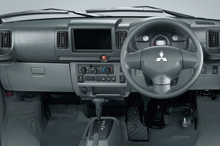 Interior Mitsubishi Minicab EV terlihat simpel.