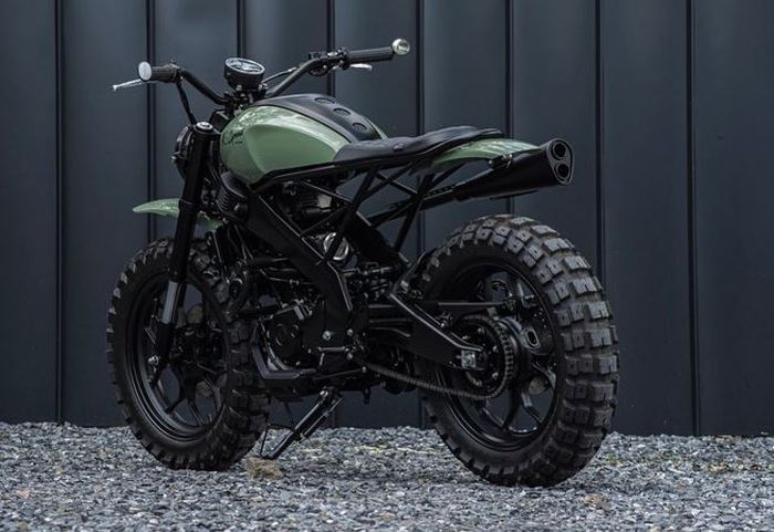 kelir hijau dan hitam memberikan nuansa military look