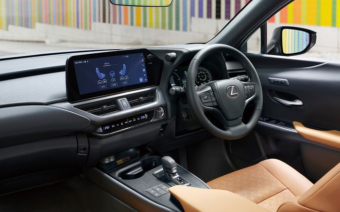Interior Lexus UX terbaru mendapatkan instrumen digital.