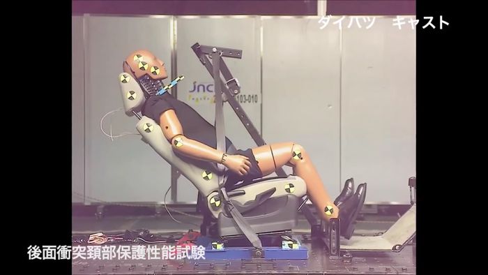 Ilustrasi uji headrest pada skenario tabrak belakang Daihatsu Cast.